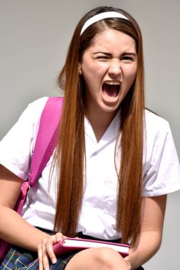 Kız öğrenci kitapları ile vurguladı