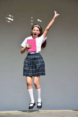 Başarılı şirin Kolombiyalı kişi dururken