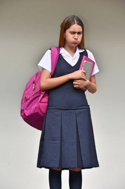 Kitaplar ile mutsuz Kolombiyalı kişi