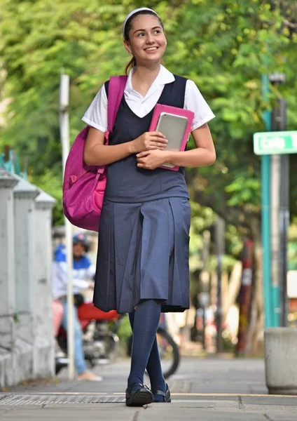 高中女生走在人行道上 — 图库照片