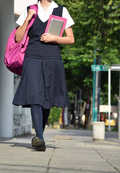 Kobiece Student Chodzenie Chodniku — Zdjęcie stockowe