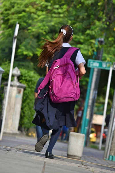 Liseli Kız Kaldırımda Yürüyen Çökmüştü Ile — Stok fotoğraf