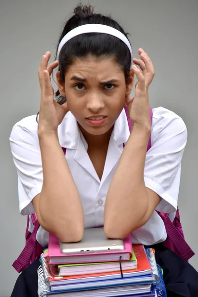 Endişeli Öğrenci Genç Okul Kız Not Defterleri ile Üniforma Giyen