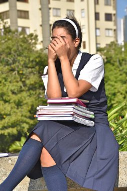 Katolik kız öğrenci ve okul üniforması giyen umutsuzluk