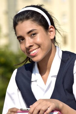 Sevimli kız öğrenci giyen okul üniforması dizüstü bilgisayarlar ile gülümseyen