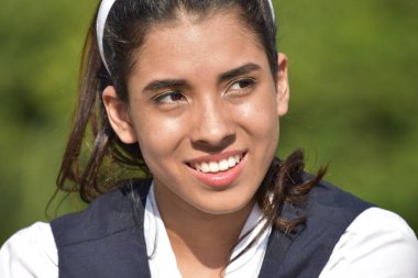 Gülümseyen sevimli bir kız