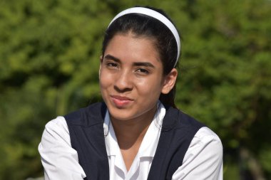 Şirin bir Kolombiyalı kişinin portre