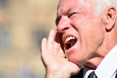 Takım elbise giymiş ve kravat bağırarak yetişkin üst düzey iş adamı