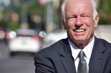 Takım elbise ve kravat şehir merkezinde giyen gülümseyen yetişkin iş adamı