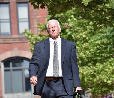 Yürüyüş ciddi üst düzey iş adamı