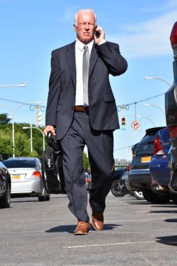 Uzun boylu iş adamı yatırımcı yürüyüş