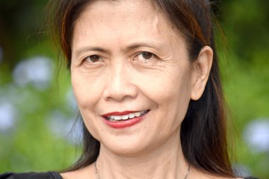 Gülümseyen kadın kıdemli azınlık