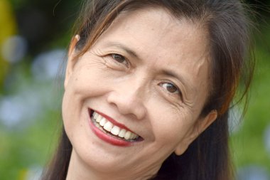 Çeşitli kadın kıdemli gülümseyen