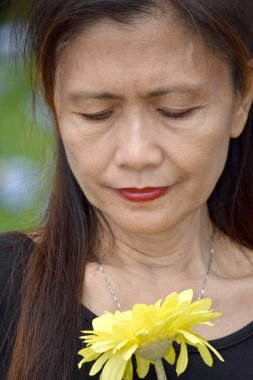 Depresif kadın kıdemli bir çiçek