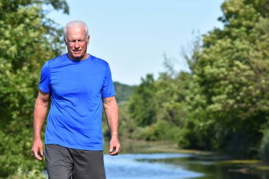 Nehir kenarında yürüyen adam