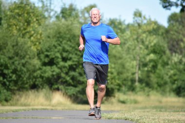 Mutlu eski erkek kıdemli Park'ta çalışan