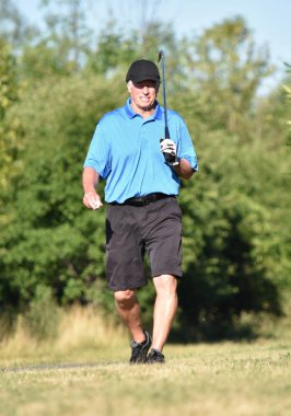 Golf Kulübü yürüme heyecansız atletik üst düzey kişi