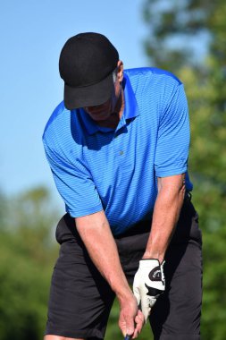 Atlet emekli erkek golfçü Golf Club Golf Swing ile egzersiz