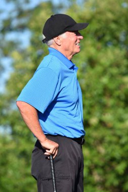 Golf Kulübü ile ciddi erkek golfçü