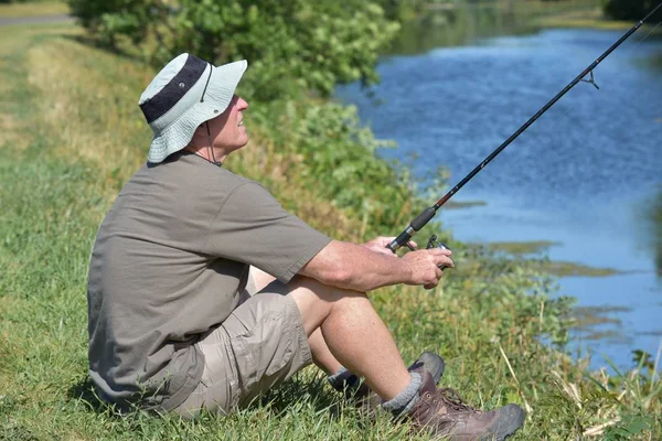 Sentado Velho Homem Pescador Com Pesca Rod — Fotografia de Stock