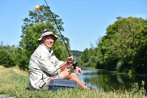 Sorrindo Aposentado Masculino Pescador Com Haste Carretel Livre — Fotografia de Stock