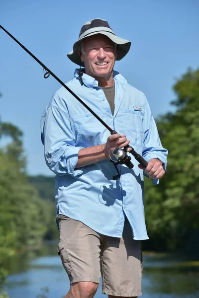 Feliz Adulto Masculino Pescador Com Haste Carretel Livre — Fotografia de Stock