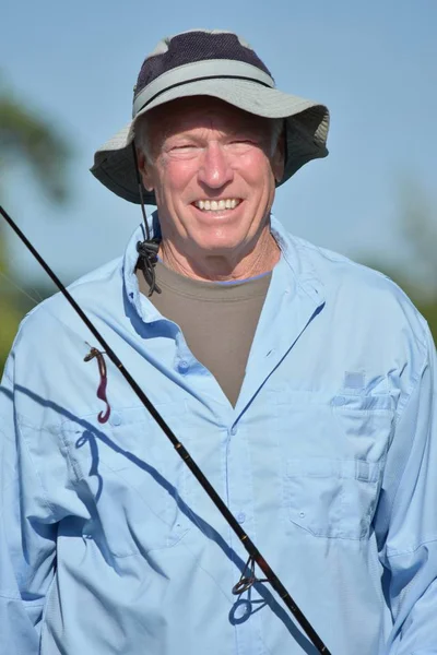 Smiling Retiree Masculino Pescador Com Rod Pesca Livre — Fotografia de Stock