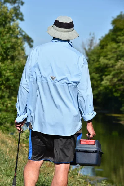 Sénior Masculino Pescador Com Haste Pesca Livre — Fotografia de Stock