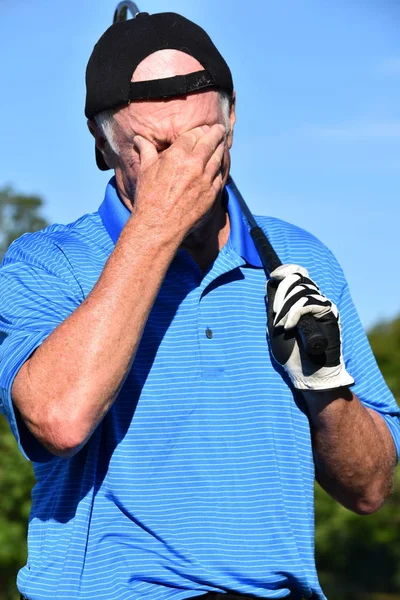 Atletik kıdemli erkek golfçü Golf Club Golf ile stres altında