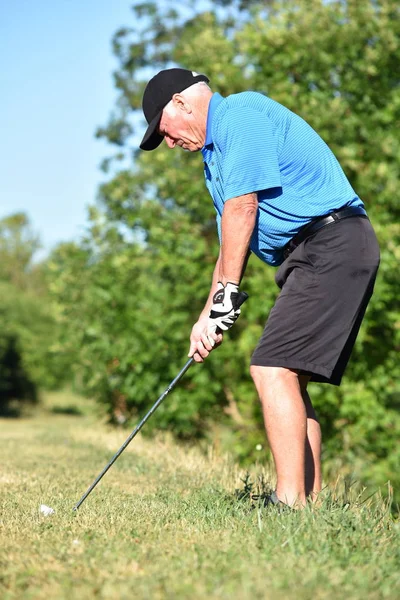 Atletische Man Oefening Met Golfclub Swingen — Stockfoto