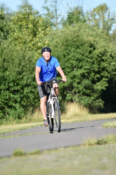 Feliz Atleta Retiree Ciclista Masculino Montar Bicicleta — Foto de Stock