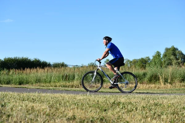 Ejercicio Atleta Retiree Ciclista Masculino Con Casco Bicicleta Montar — Foto de Stock