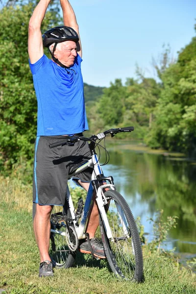 Estiramiento Retiree Ciclista Masculino Con Casco Ciclismo — Foto de Stock