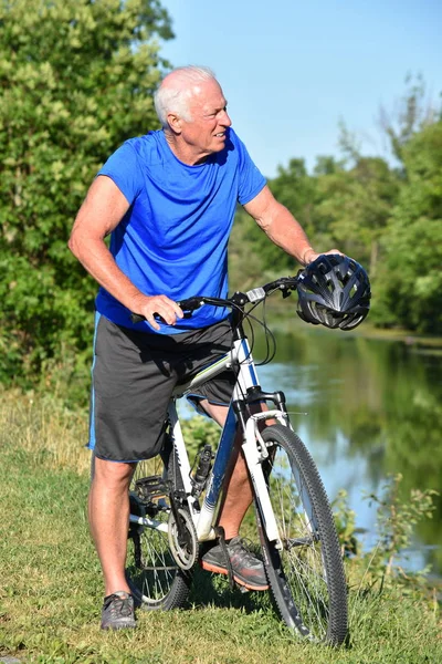 Relajante Atleta Retiree Ciclista Masculino Con Casco Bicicleta — Foto de Stock