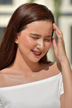 Merak bir genç kadın