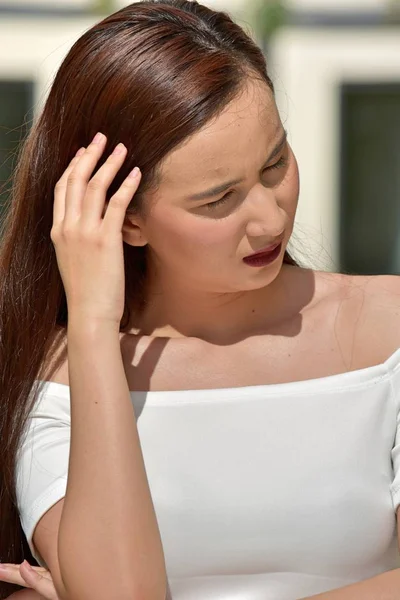 Çekici Asyalı kadın düşünme