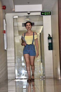 Yürüyen bir kız öğrenci