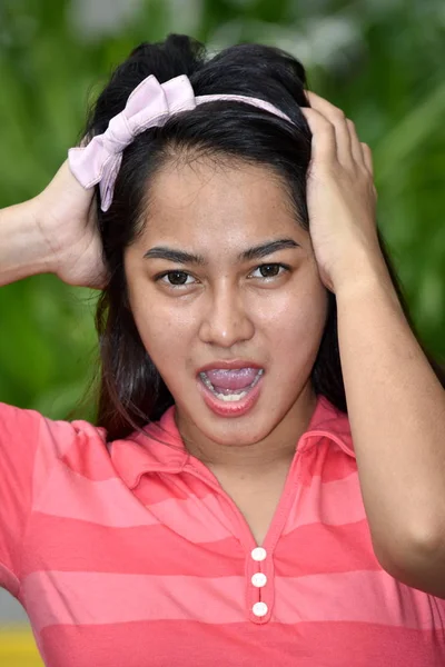 压力大的美丽菲律宾青少年女性 — 图库照片