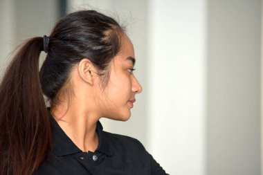 At kuyruğu olan bir kız