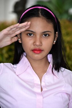 Selamlayan bir azınlık gençlik