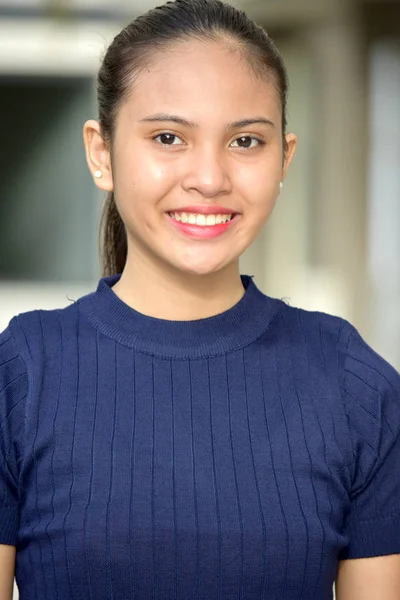 Jovem Filipina Fêmea Sorrindo — Fotografia de Stock