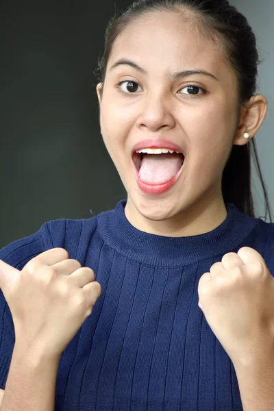 Mutlu sevimli Asya kadın genç