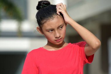 Genç Filipina kız ve karışıklık