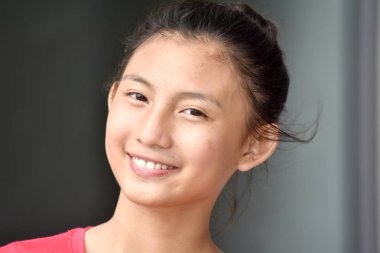 Çeşitli Bir Kadın Gülümsüyor