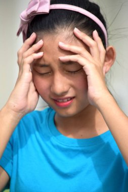 Stresli genç Filipina çocuk