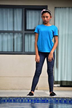 Asyalı kadın ayakta poz