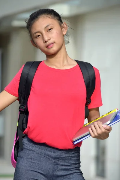 Bir Kız Öğrencinin Poz — Stok fotoğraf
