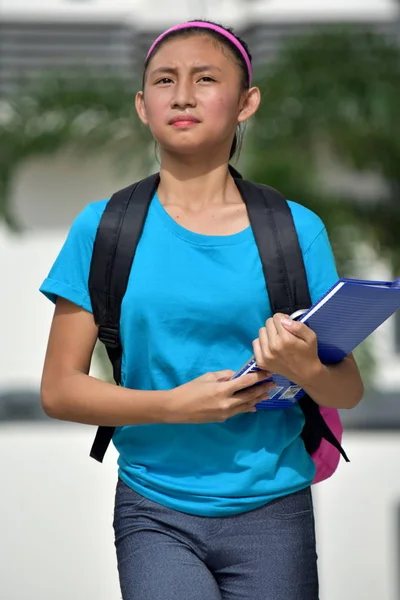 歩いてスマート学生 代女子高生 — ストック写真