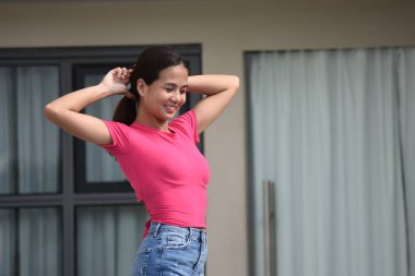 Genç kadın ve mutluluk ayakta