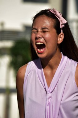 Çekici bir kadın bağırıyor